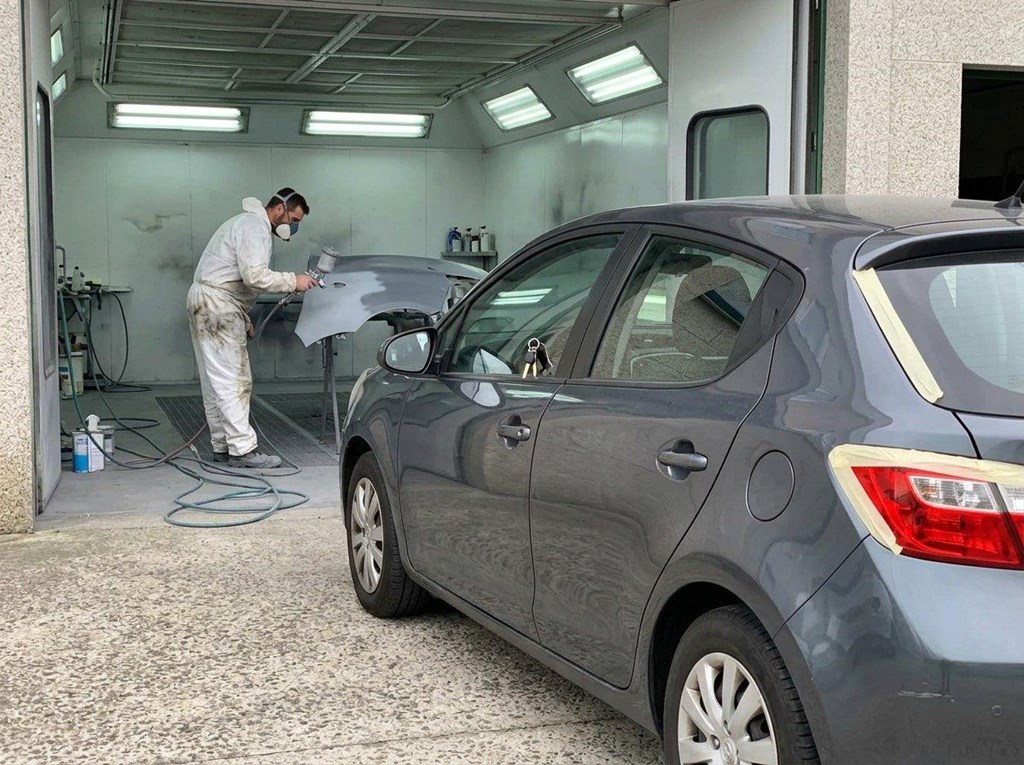Foto 1 Servicio de chapa y pintura con coche de sustitución en A Capela